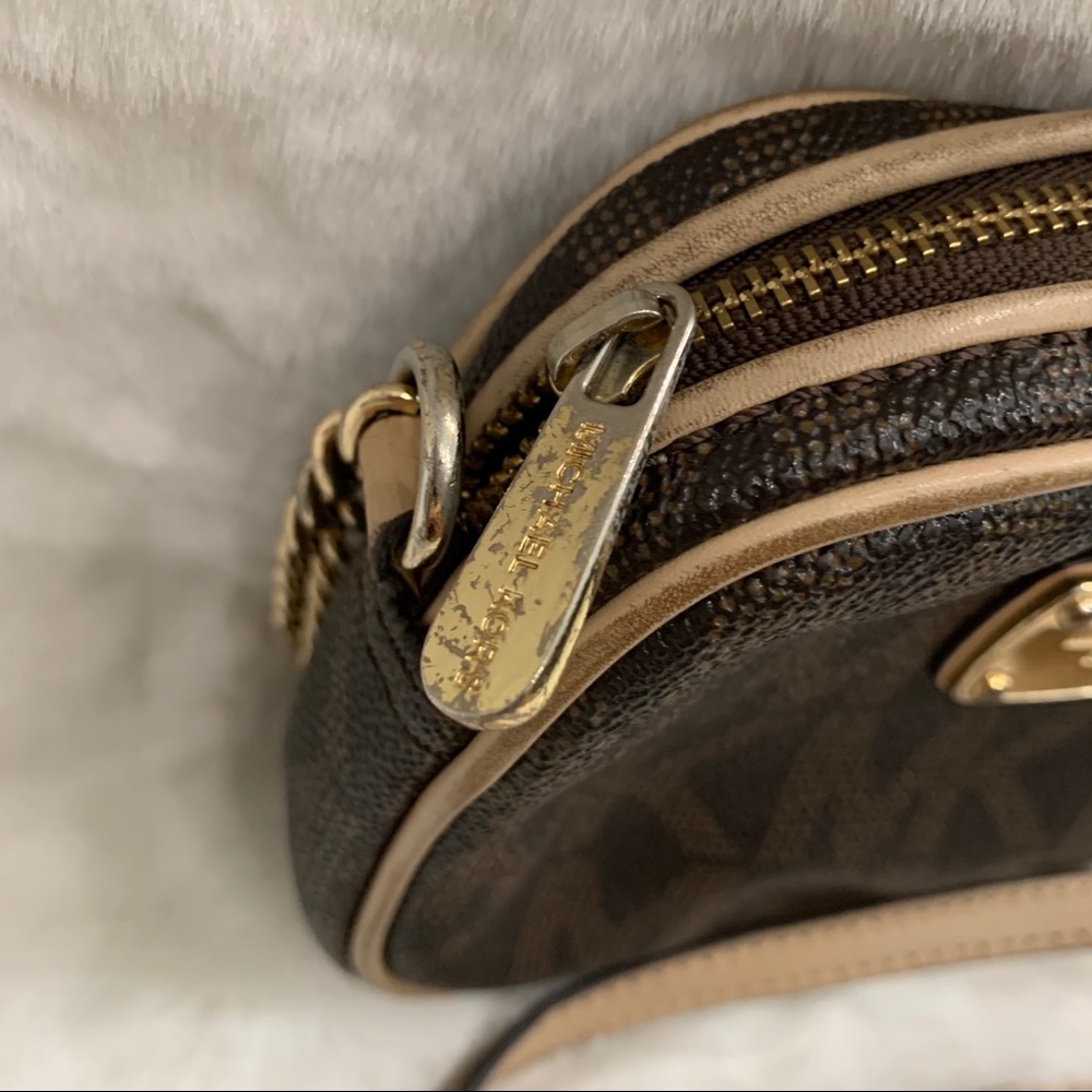 Micheal Kors Monogram Crossbody - Picture 4 of 6